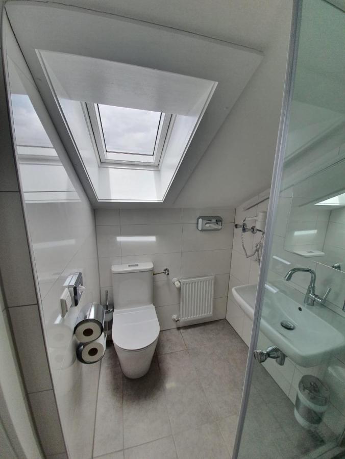 Single Room with Shared Shower and Toilet,1004916562:JPEG